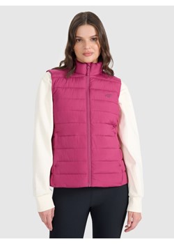 Damski bezrękawnik puchowy pikowany 4F 4FWAW25TVJAF218 - różowy ze sklepu Sportstylestory.com w kategorii Kamizelki damskie - zdjęcie 188302149