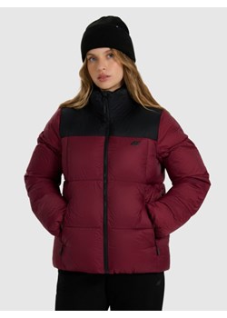 Damska kurtka puchowa pikowana 4F 4FWAW25TDJAF581 - bordowa ze sklepu Sportstylestory.com w kategorii Kurtki damskie - zdjęcie 188303815