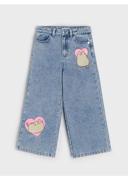 Sinsay - Jeansy wide leg z efektem sprania Pusheen the Cat - niebieski ze sklepu Sinsay w kategorii Spodnie dziewczęce - zdjęcie 188304896
