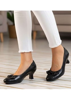 Czarne czółenka damskie na niskim obcasie z kokardką /A5-3 14717 T132/ ze sklepu Pantofelek24.pl w kategorii Czółenka - zdjęcie 188312696