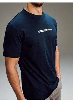 Sinsay - Bawełniana koszulka z napisem - granatowy ze sklepu Sinsay w kategorii T-shirty męskie - zdjęcie 188313809