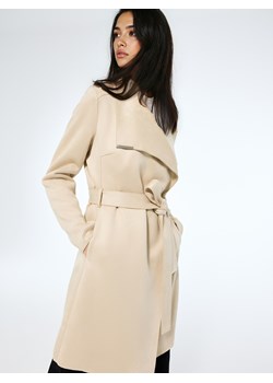 Mohito - Kremowy płaszcz z wiązaniem - beżowy ze sklepu Mohito w kategorii Płaszcze damskie - zdjęcie 188326577