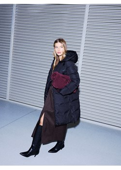 Mohito - Pikowany płaszcz z kapturem - czarny ze sklepu Mohito w kategorii Płaszcze damskie - zdjęcie 188328428