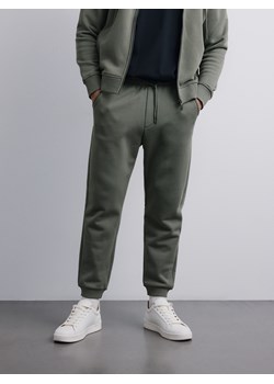 Reserved - Spodnie dresowe regular fit - jasny zielony ze sklepu Reserved w kategorii Spodnie męskie - zdjęcie 188330985
