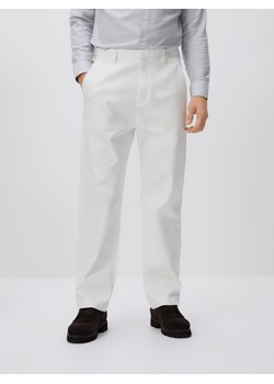 Reserved - Spodnie chino straight - biały ze sklepu Reserved w kategorii Spodnie męskie - zdjęcie 188331445