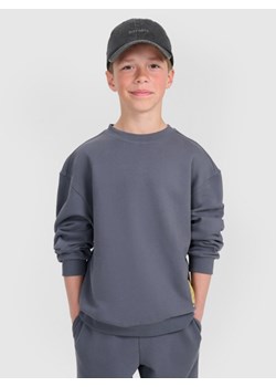 Chłopięca bluza nierozpinana bez kaptura 4F 4FJRAW25TSWSM2448 - szara ze sklepu Sportstylestory.com w kategorii Bluzy chłopięce - zdjęcie 188335555