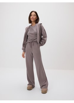Reserved - Spodnie dresowe long leg - brązowy ze sklepu Reserved w kategorii Spodnie damskie - zdjęcie 188338576