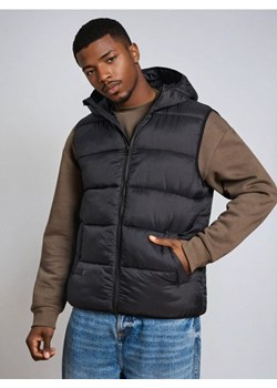 Sinsay - Pikowana kamizelka puffer z kapturem - czarny ze sklepu Sinsay w kategorii Kamizelki męskie - zdjęcie 188339666