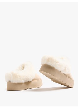 Mohito - Skórzane mule z futerkiem - kremowy ze sklepu Mohito w kategorii Kapcie damskie - zdjęcie 188347025