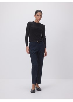 Reserved - Spodnie cygaretki z paskiem - granatowy ze sklepu Reserved w kategorii Spodnie damskie - zdjęcie 188350605