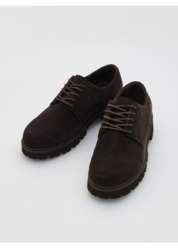 Reserved - Zamszowe loafersy z wiązaniem - ciemnobrązowy ze sklepu Reserved w kategorii Półbuty męskie - zdjęcie 188353558