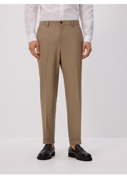 Reserved - Spodnie garniturowe z kantem - beżowy ze sklepu Reserved w kategorii Spodnie męskie - zdjęcie 188353659
