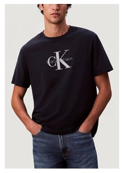 Calvin Klein Jeans T-Shirt Hero Monologo LV04RB862G Granatowy Regular Fit ze sklepu MODIVO w kategorii T-shirty męskie - zdjęcie 188354729
