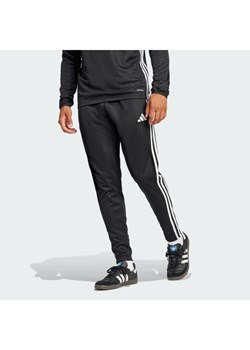 adidas Spodnie dresowe Tiro 25 Essentials Training JD0442 Czarny Regular Fit ze sklepu MODIVO w kategorii Spodnie męskie - zdjęcie 188354857