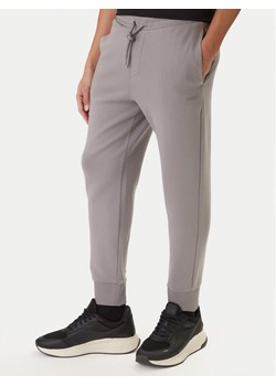BOSS Spodnie dresowe Hadiko 50555505 Szary Regular Fit ze sklepu MODIVO w kategorii Spodnie męskie - zdjęcie 188358468