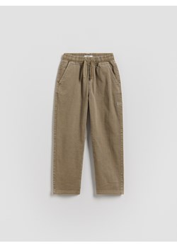 Reserved - Wysokoelastyczne spodnie regular - beżowy ze sklepu Reserved w kategorii Spodnie chłopięce - zdjęcie 188360807