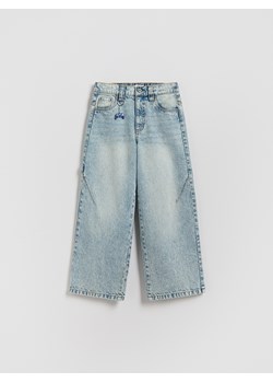 Reserved - Jeansy baggy z brelokiem - niebieski ze sklepu Reserved w kategorii Spodnie chłopięce - zdjęcie 188360855