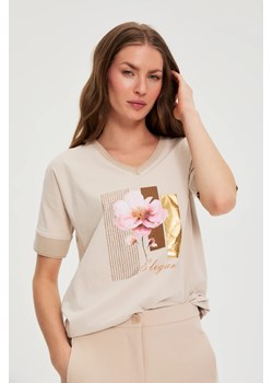 Bluzka z nadrukiem beżowa ze sklepu Moodo.pl w kategorii Bluzki damskie - zdjęcie 188362055