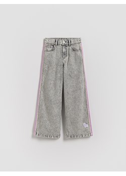 Reserved - Jeansy super wide leg z lampasami - jasnoszary ze sklepu Reserved w kategorii Spodnie dziewczęce - zdjęcie 188373387