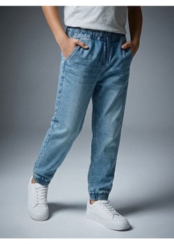 Sinsay - Jeansy jogger z efektem sprania - niebieski ze sklepu Sinsay w kategorii Spodnie chłopięce - zdjęcie 188389365