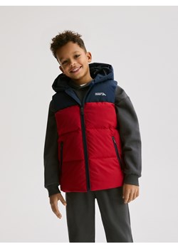 Reserved - Pikowana kamizelka z kapturem - czerwony ze sklepu Reserved w kategorii Kamizelki chłopięce - zdjęcie 188404635