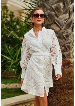Biała Koszulowa Sukienka z Koronką Lenora ze sklepu renee.pl w kategorii Sukienki - zdjęcie 188404767