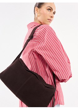 Mohito - Zamszowa torebka - ciemnobrązowy ze sklepu Mohito w kategorii Listonoszki - zdjęcie 188405449