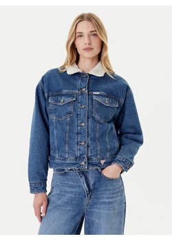 Guess Jeans Kurtka jeansowa W4BN64 D5CC3 Niebieski Regular Fit ze sklepu MODIVO w kategorii Kurtki damskie - zdjęcie 188412228