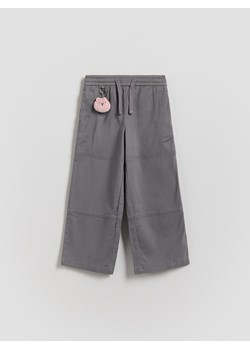 Reserved - Spodnie z breloczkiem - ciemnoszary ze sklepu Reserved w kategorii Spodnie chłopięce - zdjęcie 188413549