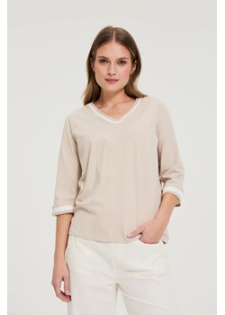 Bawełniana bluzka z dekoltem w serek beżowa ze sklepu Moodo.pl w kategorii Bluzki damskie - zdjęcie 188413977