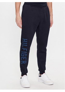 Tommy Hilfiger Spodnie dresowe Graphic MW0MW32629 Granatowy Regular Fit ze sklepu MODIVO w kategorii Spodnie męskie - zdjęcie 188418975