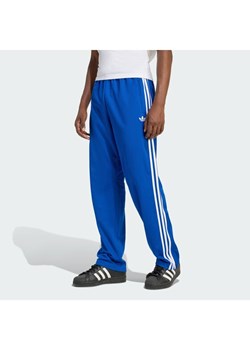 adidas Spodnie dresowe adicolor Firebird KD4079 Niebieski Regular Fit ze sklepu MODIVO w kategorii Spodnie męskie - zdjęcie 188424747