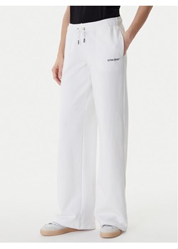 Guess Jeans Spodnie dresowe W6RB52 K68I4 Biały Regular Fit ze sklepu MODIVO w kategorii Spodnie damskie - zdjęcie 188427737