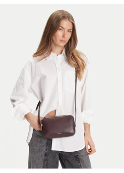 Calvin Klein Torebka Foil Logo Elongated Camera Bag LV04F3276G Bordowy ze sklepu MODIVO w kategorii Listonoszki - zdjęcie 188427766