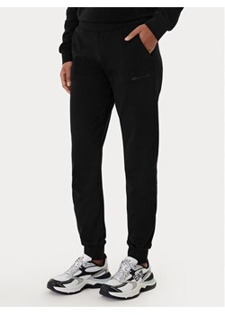 EA7 Emporio Armani Spodnie dresowe 7W000538 AF15831 Czarny Regular Fit ze sklepu MODIVO w kategorii Spodnie damskie - zdjęcie 188427807