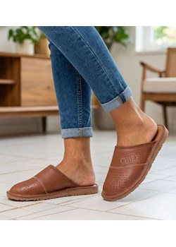 Skórzane kryte klapki domowe Chief brązowe /E9-1 18642 S290/ ze sklepu Pantofelek24.pl w kategorii Kapcie męskie - zdjęcie 188431715