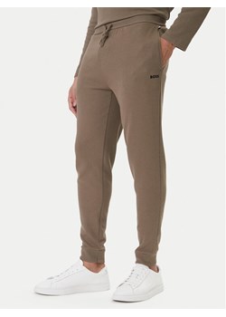 BOSS Spodnie dresowe Waffle 50535878 Brązowy Regular Fit ze sklepu MODIVO w kategorii Spodnie męskie - zdjęcie 188435199