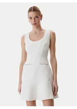 Guess Sukienka koktajlowa W6RK28 WJ632 Écru Regular Fit ze sklepu MODIVO w kategorii Sukienki - zdjęcie 188435226