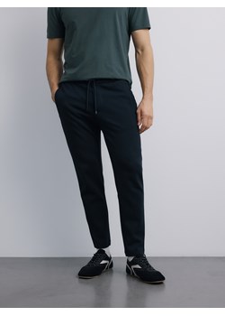 Reserved - Spodnie dresowe slim - granatowy ze sklepu Reserved w kategorii Spodnie męskie - zdjęcie 188435885