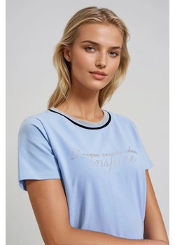 Bluzka z napisem błękitna ze sklepu Moodo.pl w kategorii Bluzki damskie - zdjęcie 188436266