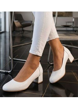 Białe czółenka na niskim obcasie /A4-2 18052 T284/ ze sklepu Pantofelek24.pl w kategorii Czółenka - zdjęcie 188459956