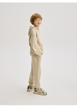 Reserved - Bawełniane joggery z meszkiem - beżowy ze sklepu Reserved w kategorii Spodnie chłopięce - zdjęcie 188470195