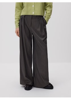 Reserved - Luźne spodnie z zakładkami - ciemnoszary ze sklepu Reserved w kategorii Spodnie damskie - zdjęcie 188472495