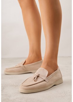 Ciemnobeżowe Mokasyny z Imitacji Zamszu Zdobione Zawieszką i Przeszyciem Aezoris ze sklepu renee.pl w kategorii Mokasyny damskie - zdjęcie 188472979