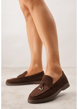 Brązowe Mokasyny z Imitacji Zamszu Zdobione Zawieszką i Przeszyciem Aezoris ze sklepu renee.pl w kategorii Mokasyny damskie - zdjęcie 188472988