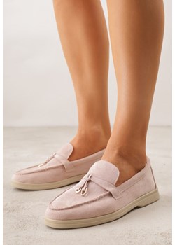 Różowe Mokasyny z Imitacji Zamszu Zdobione Zawieszką i Przeszyciem Aezoris ze sklepu renee.pl w kategorii Mokasyny damskie - zdjęcie 188472997