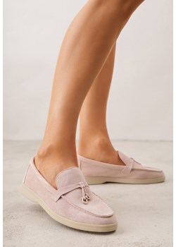 Różowe Mokasyny z Imitacji Zamszu z Ozdobnym Przeszyciem i Zawieszką Veleyra ze sklepu born2be.pl w kategorii Mokasyny damskie - zdjęcie 188473169