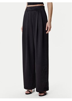 Guess Spodnie materiałowe W6RB66 W2612 Czarny Regular Fit ze sklepu MODIVO w kategorii Spodnie damskie - zdjęcie 188474076