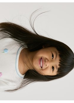 Reserved - Prążkowana koszulka z nadrukiem - złamana biel ze sklepu Reserved w kategorii Bluzki dziewczęce - zdjęcie 188475299