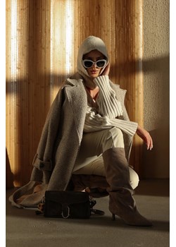 Estro: Beżowe kozaki damskie z weluru naturalnego na niskim obcasie kielichowym ze sklepu Estro w kategorii Kozaki damskie - zdjęcie 188477758